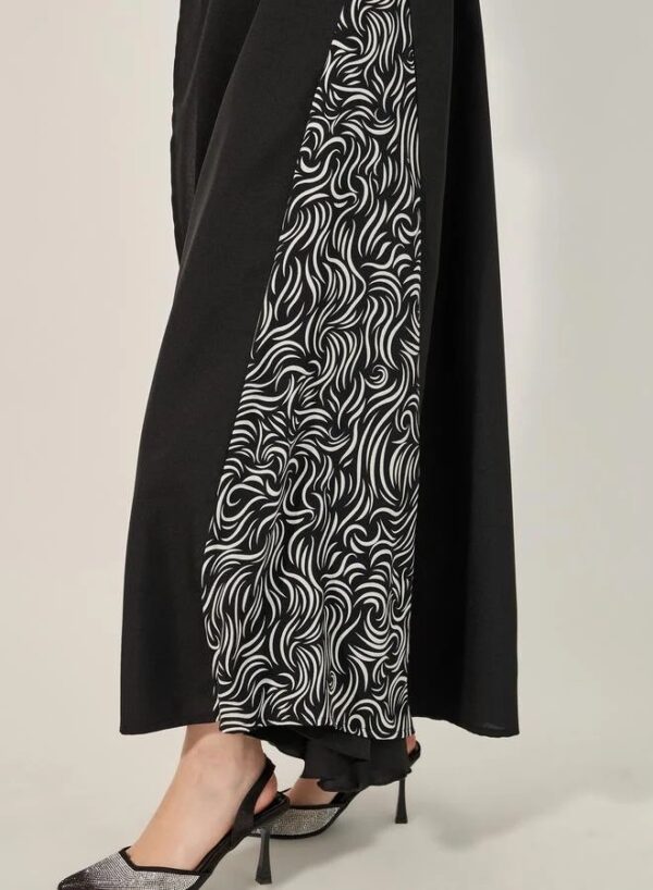 Printed Detailed Abaya - Image 3